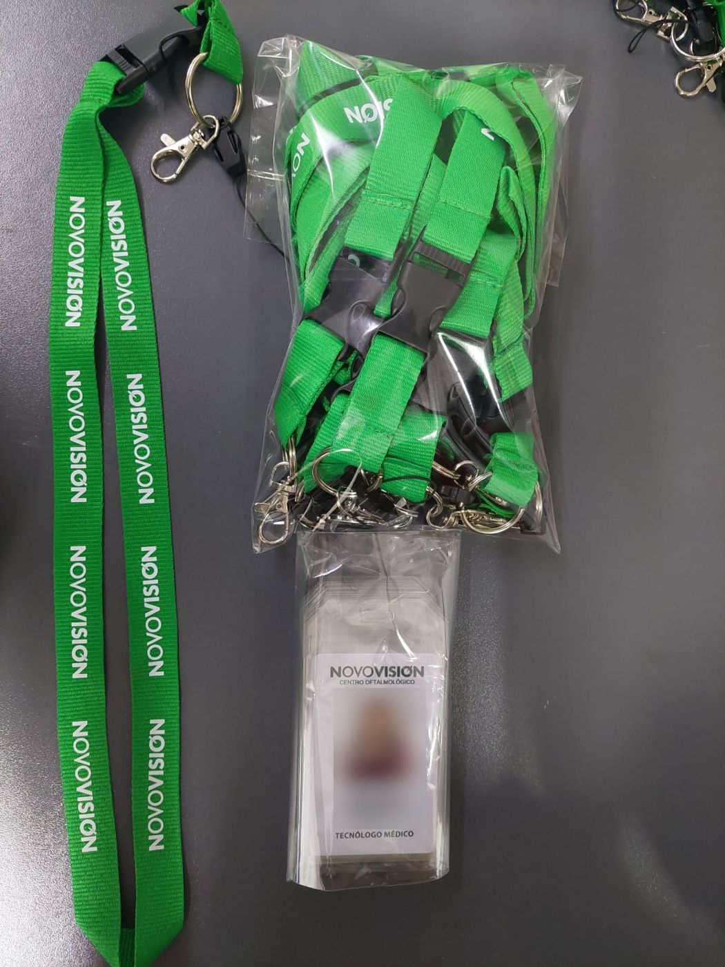 Lanyards verdes con logo impreso y credencial personalizada en porta credencial (datos personales difuminados)