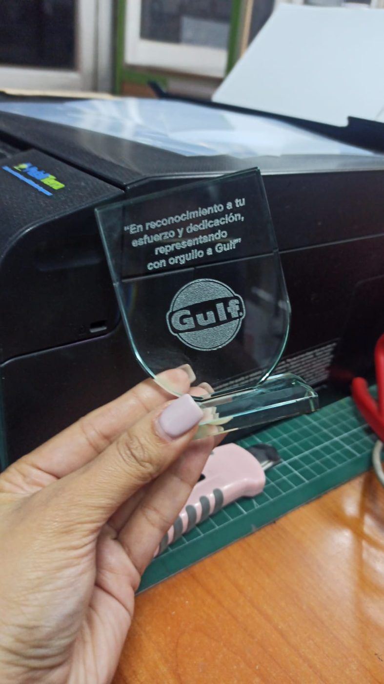 Trofeo de vidrio con logo y dedicatoria grabados con láser