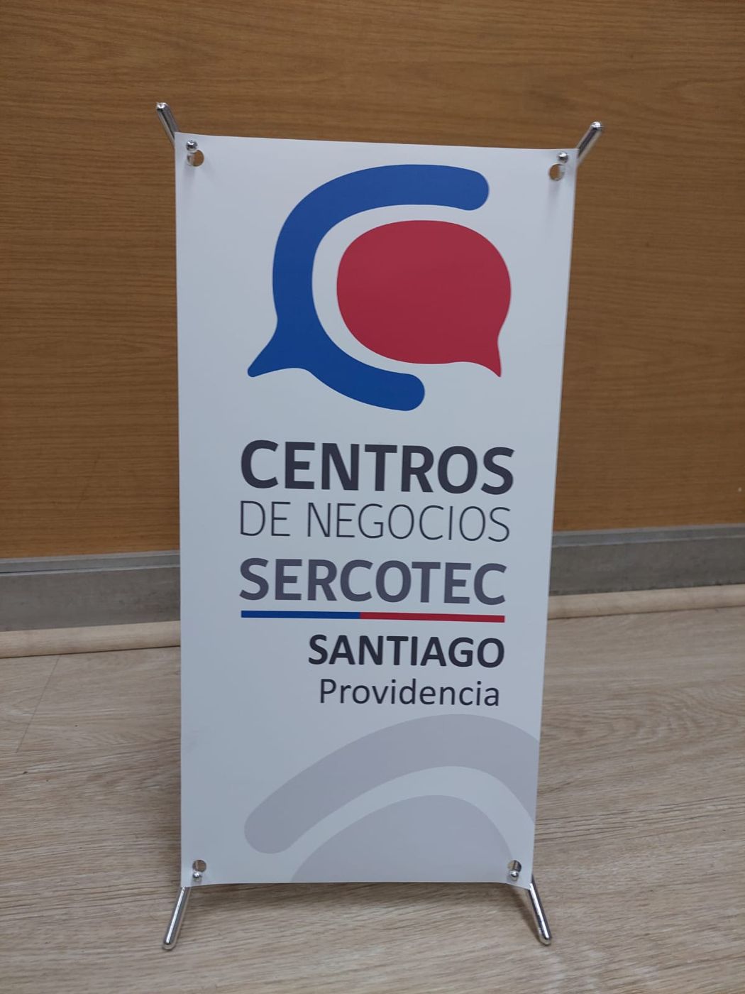 Pendón de mesa con soporte metálico, impreso a todo color