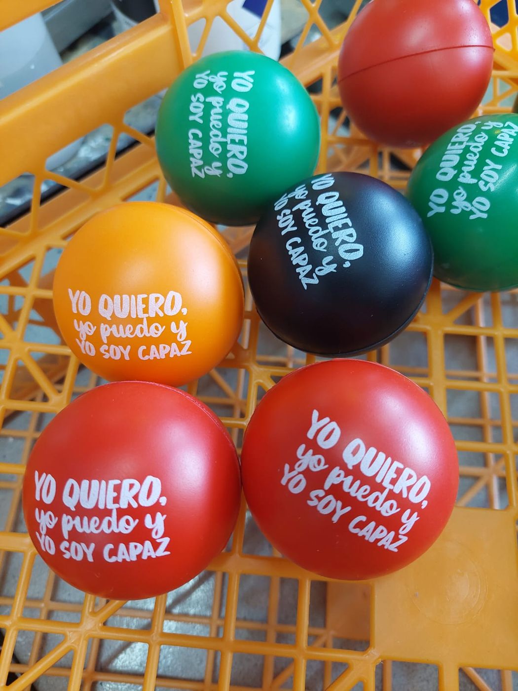 Antiestrés de colores con frase impresa en blanco mediante tampografía