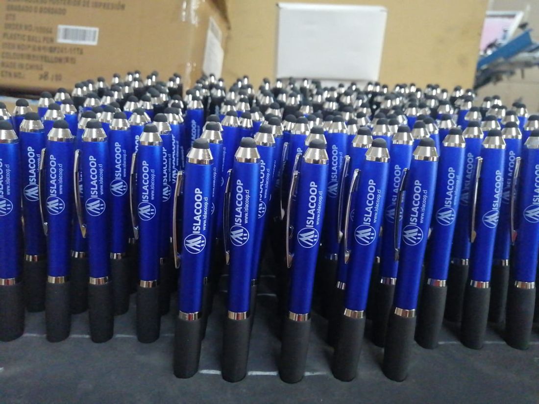 Bolígrafos azules con stylus y logo impreso por tampografía