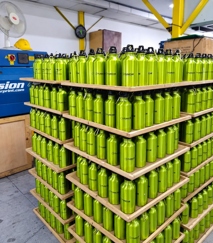 Producción en volumen de botellas de aluminio grabadas